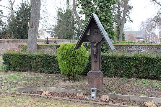 Bedachtes Holzkreuz